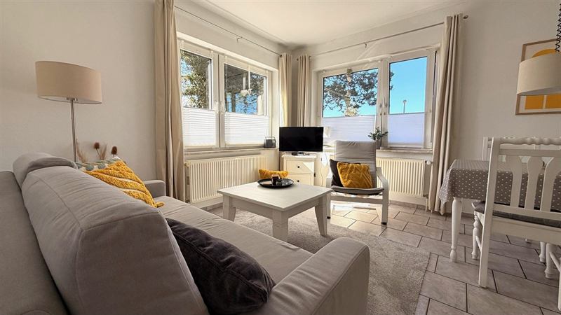 Helles Wohnzimmer der Wohnung I mit Sofa