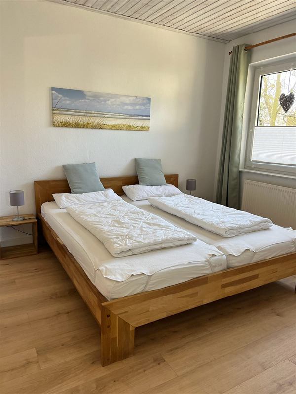 Doppelbett der Wohnung I mit Strandbild