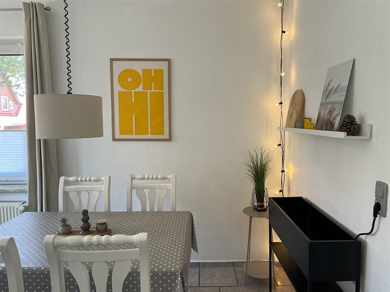 Essbereich der Wohnung I mit Esstisch und Poster