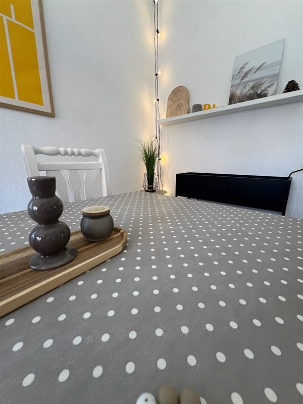 Dekorative Details auf dem Esstisch der Wohnung I